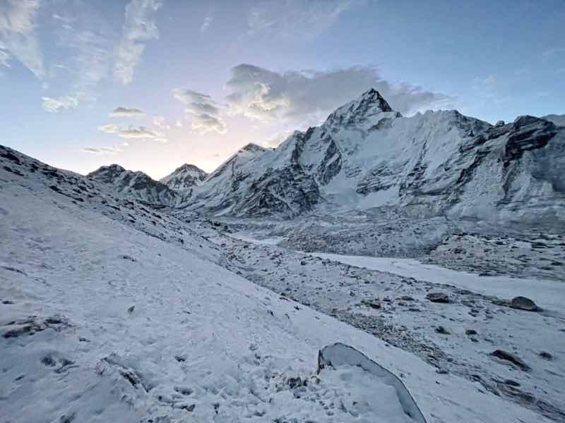 Lobuche에서 Khumbutse(6,636m)와 Nuptse(7,861m)의 전망