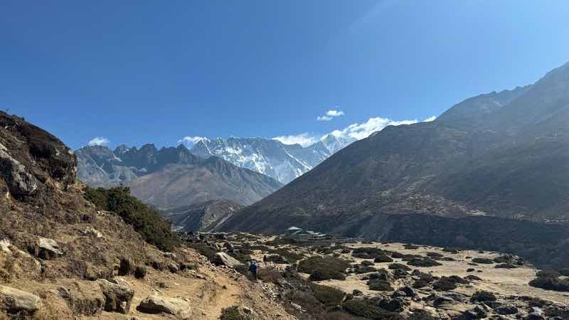 딩보체(Dingboche)로 가는 길에 로체(8,516m), 눕체(7,861m), 에베레스트(8848.86m)의 전망